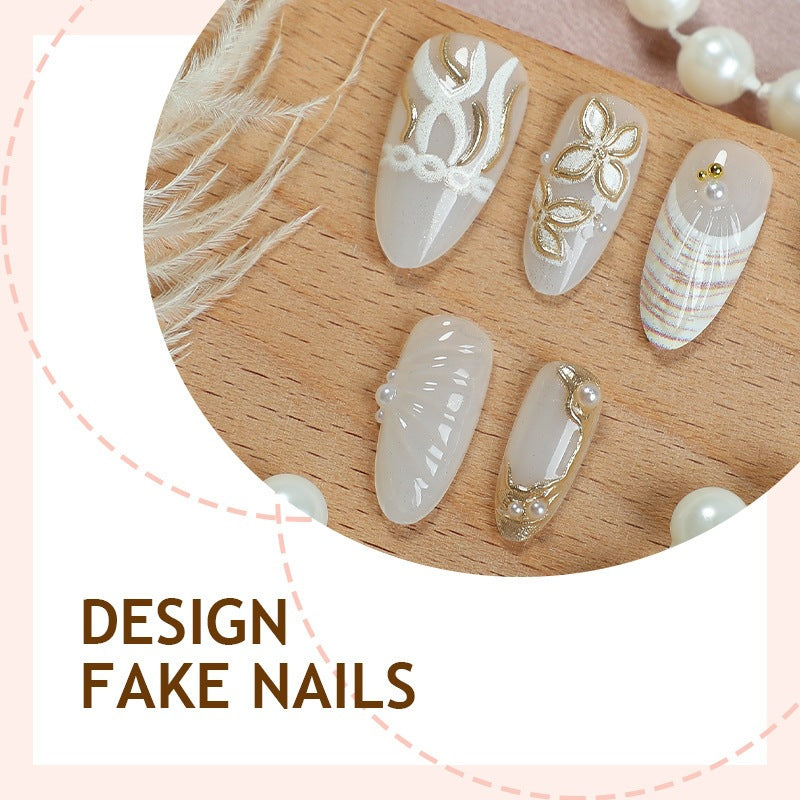Kunstnagelset mit filigranen Goldakzenten und eleganten Designs Karnz