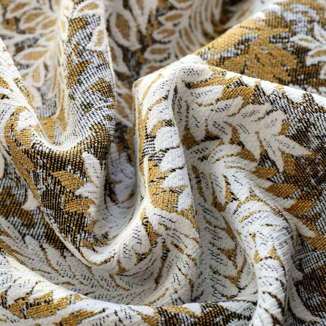 Verspieltes Zierkissen mit eleganter Fransenverzierung
