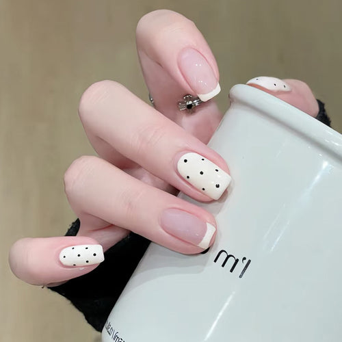 Künstlerische French Tip Press-On Nägel mit gepunktetem Design Karnz