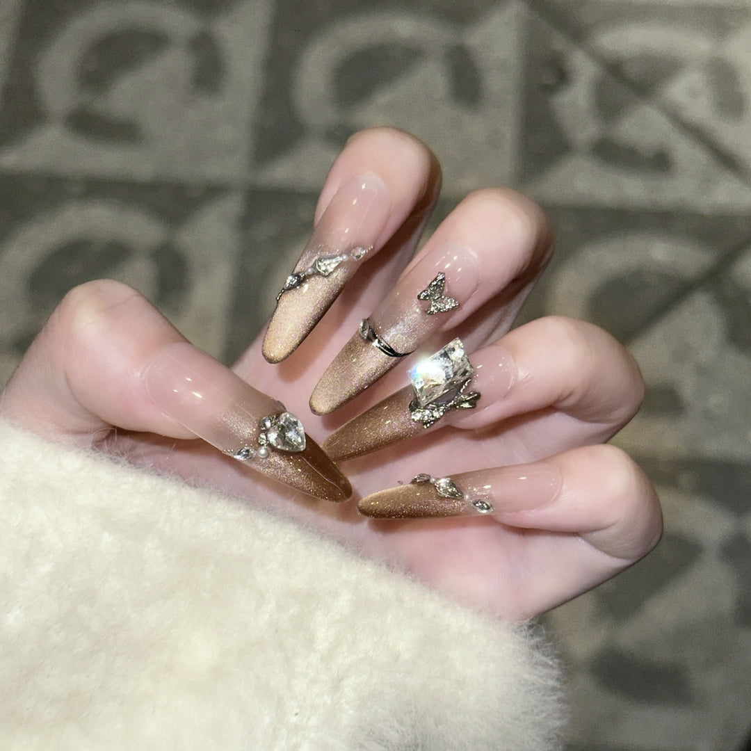Kunstnägel Im Glitzernden Stiletto-Stil mit Luxuriösen Akzenten Karnz