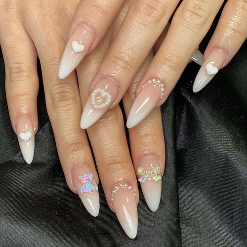 Elegantes Press-On-Nagelset mit dekorativen floralen Akzenten Karnz