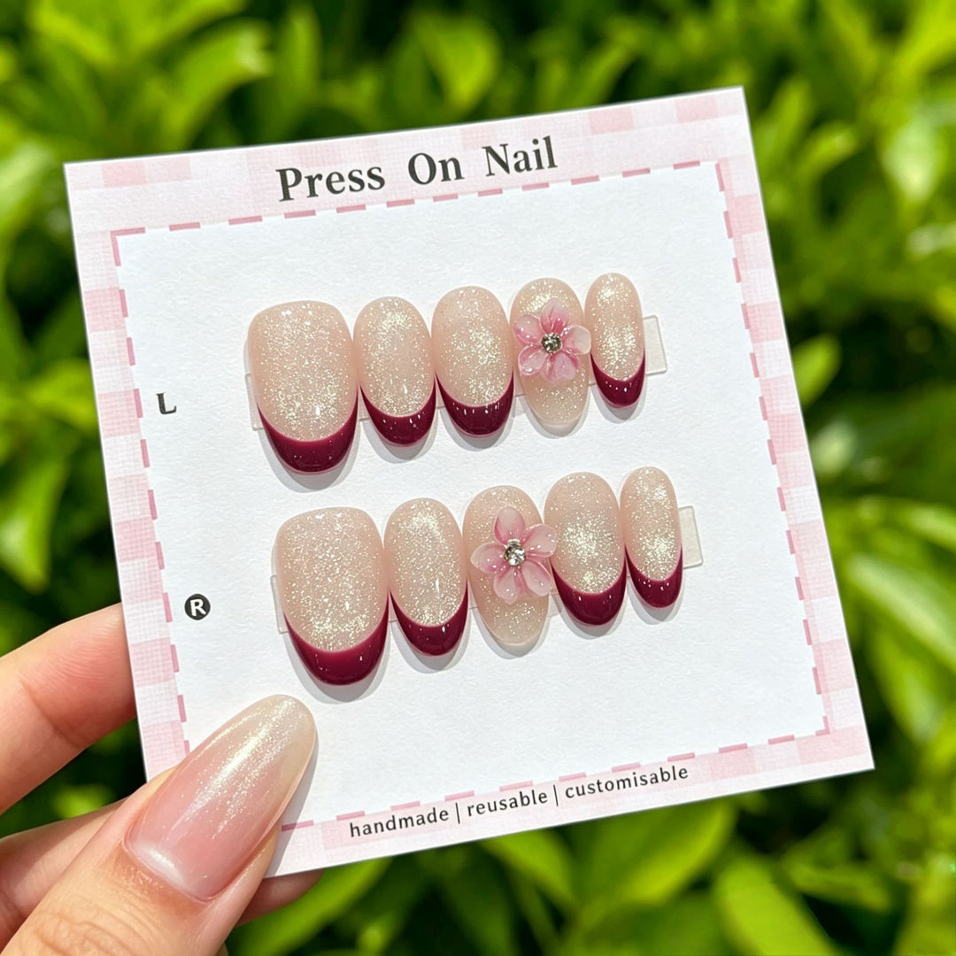 Künstlerisches Press-On Nagelset mit floralen und gemusterten Designs