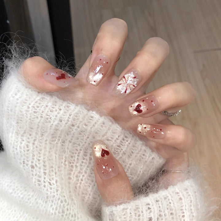 Kunstnägel mit Romantischem Herzdesign und Glitzer Karnz