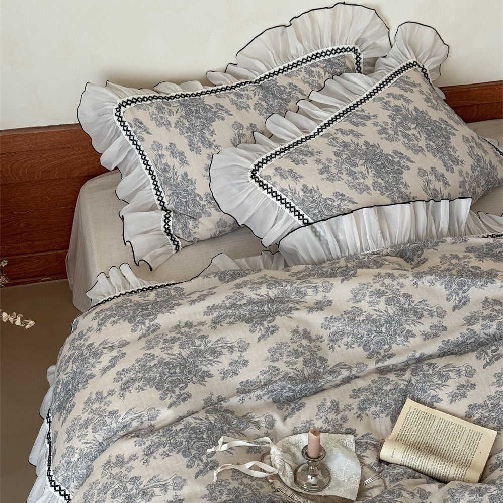 Romantische Bettwäsche-Garnitur mit Rüschen und feinem Blumen-Jacquard