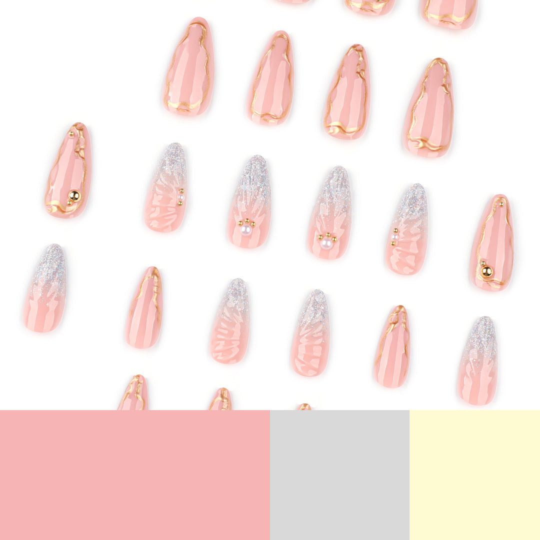 Kunstvolle Stiletto-Nägel mit elegantem Goldverzierungs-Design Karnz
