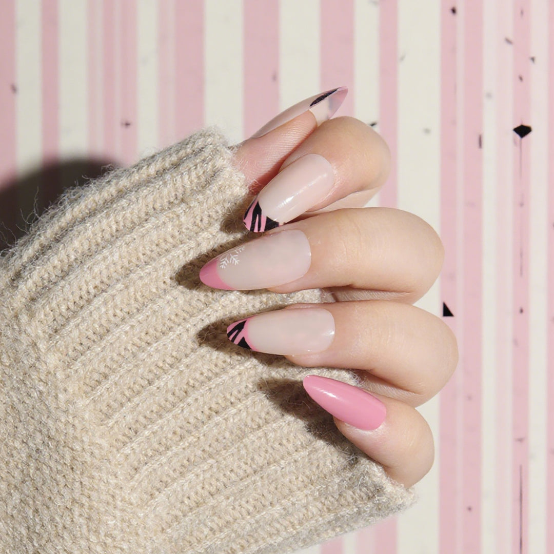 Künstlerisches Stiletto Press-On Nagelset mit elegantem Design Karnz
