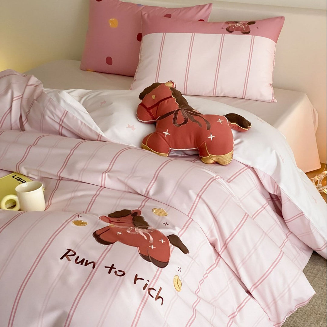 Kinder-Bettwäschegarnitur mit gestreiftem Design und appliziertem Pferde‑Motiv