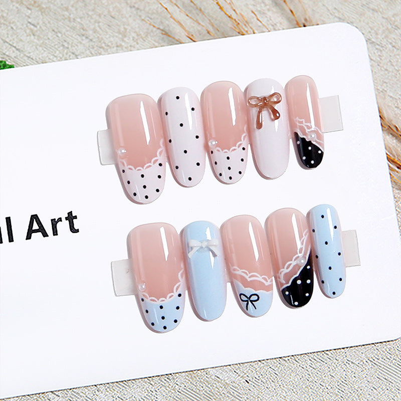 Kunstnagelset mit eleganten Akzenten und feinen Designs Karnz