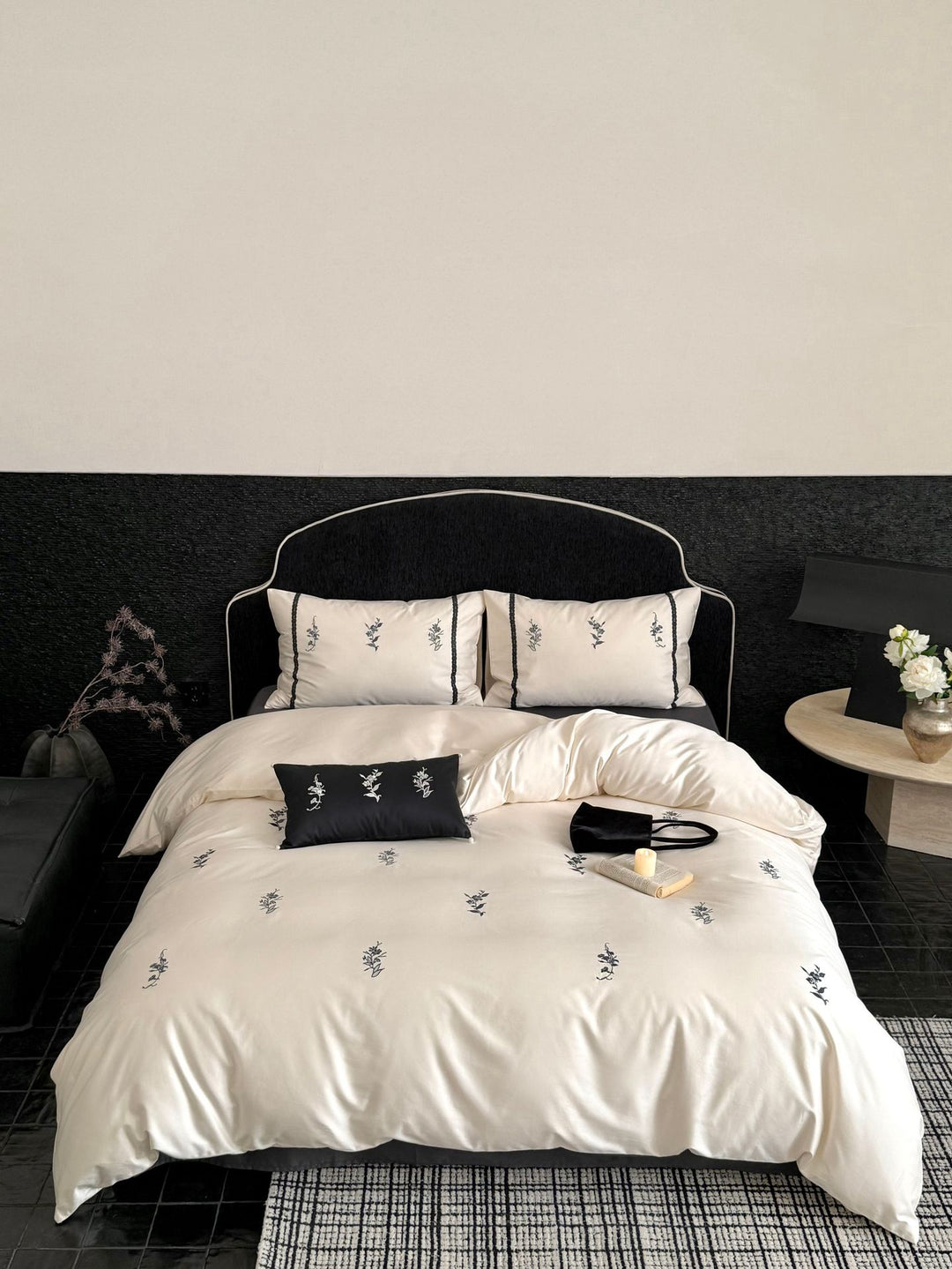 Luxuriöses Satin-Bettwäsche-Set mit feiner Blumenstickerei Karnz