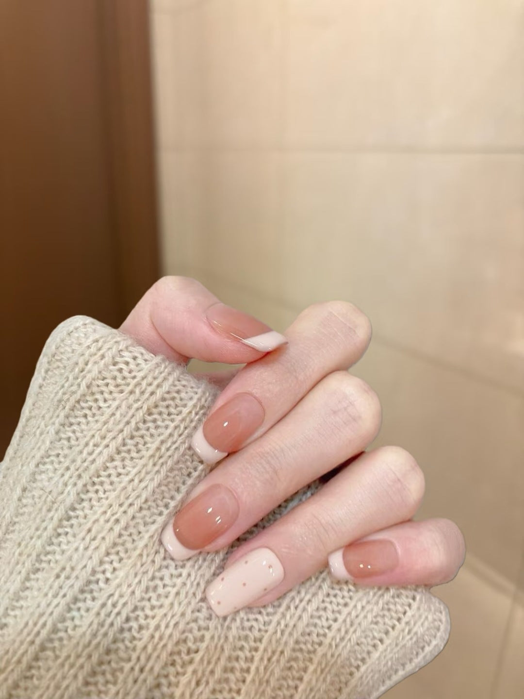 Elegantes Press-On-Nagelkunst-Set mit klassischen französischen Spitzen