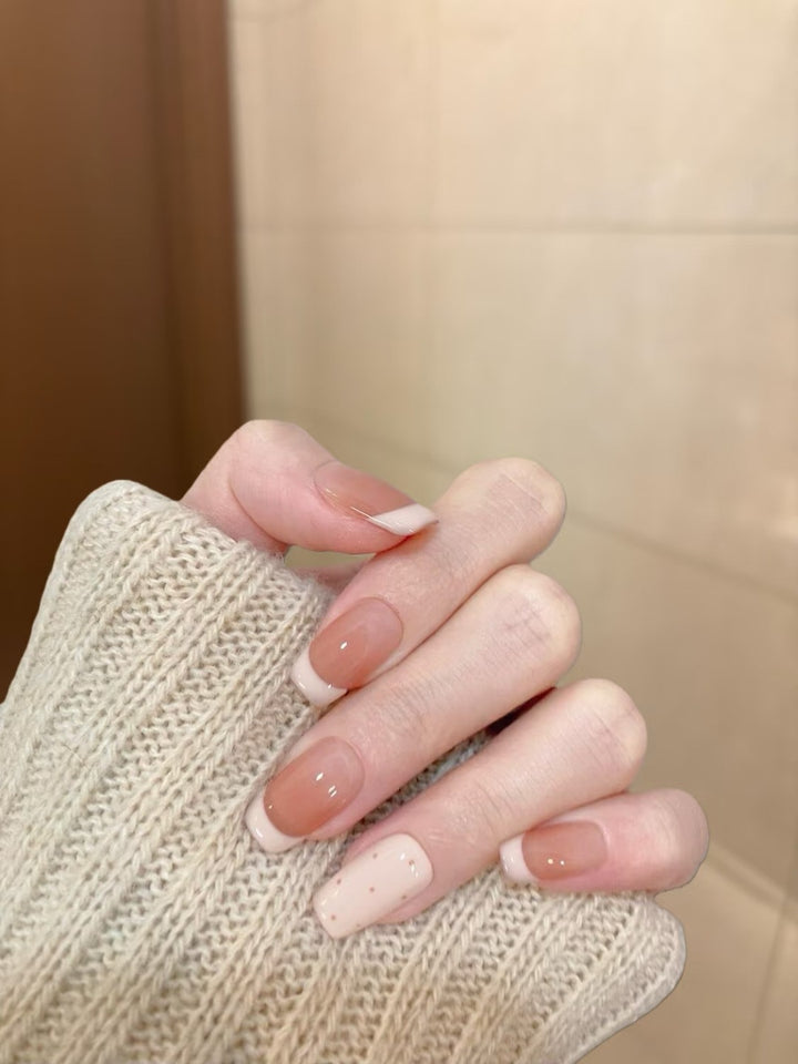 Elegantes Press-On-Nagelkunst-Set mit klassischen französischen Spitzen