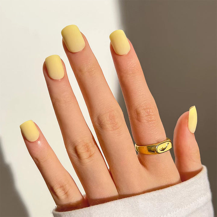 Kunstvoller Nagelschmuck Karnz