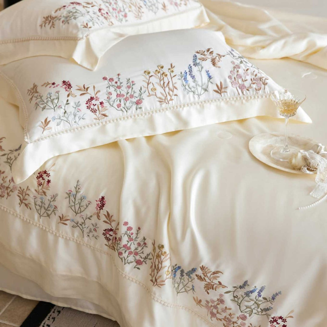 Exklusive Satin-Bettwäschegarnitur mit feiner Blumenstickerei und seidigem Finish