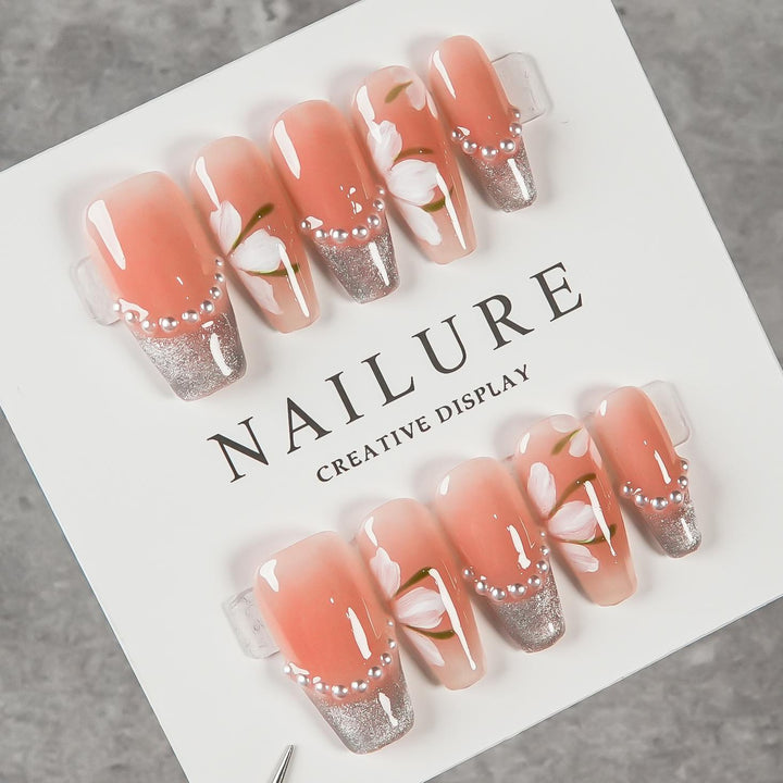 Dekoratives Press-On Nagelset mit floralen und Glitzerakzenten