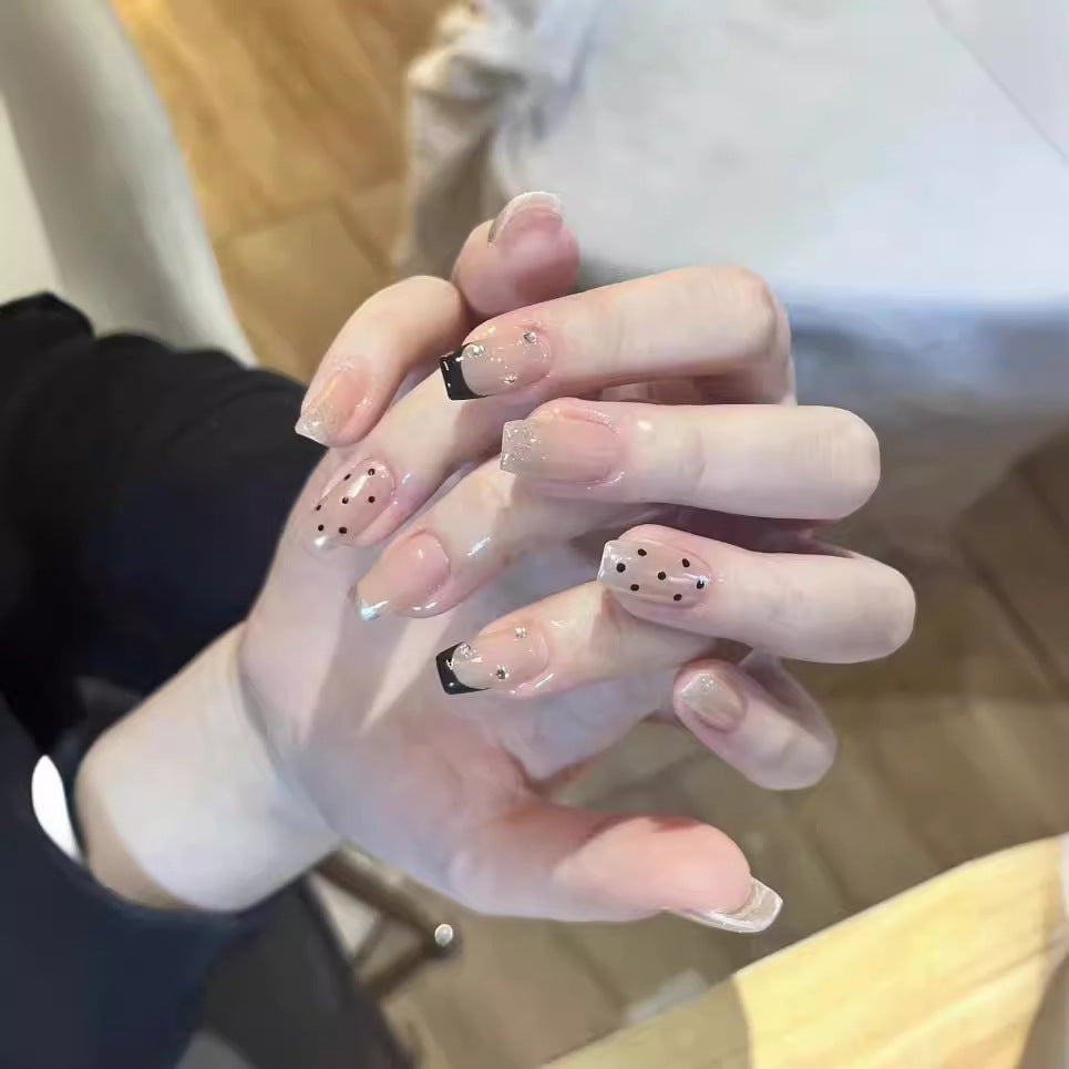 Künstlerisches Press-On-Nagelset mit Glitzerakzenten