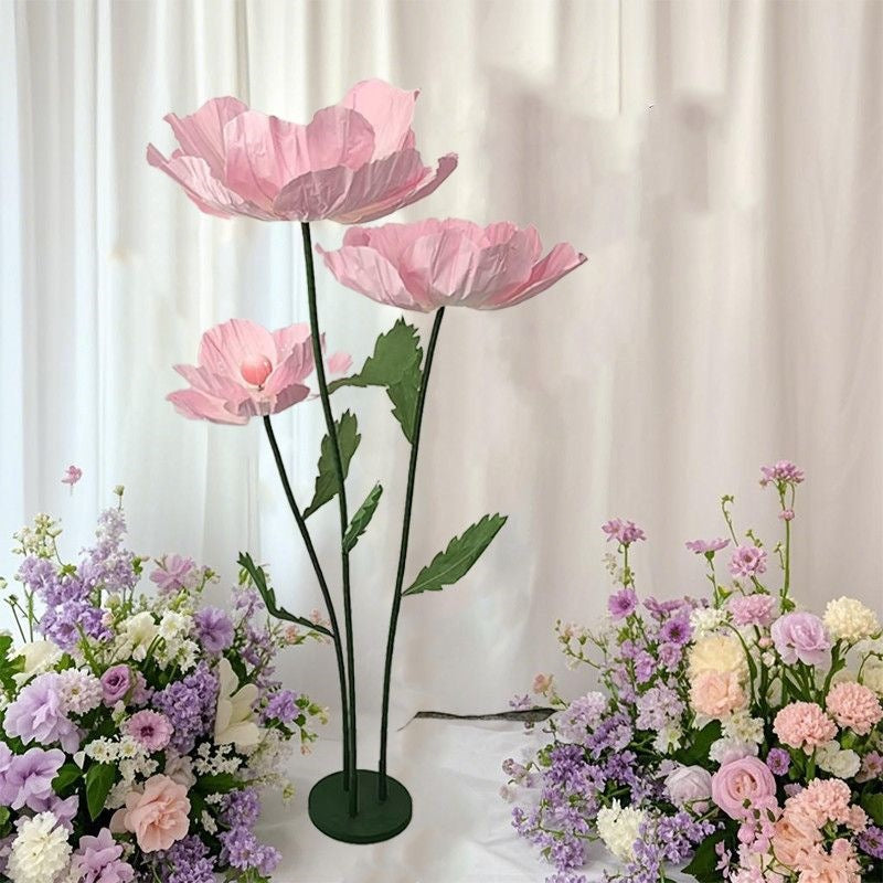 Dekorativer Papierblumenarrangement