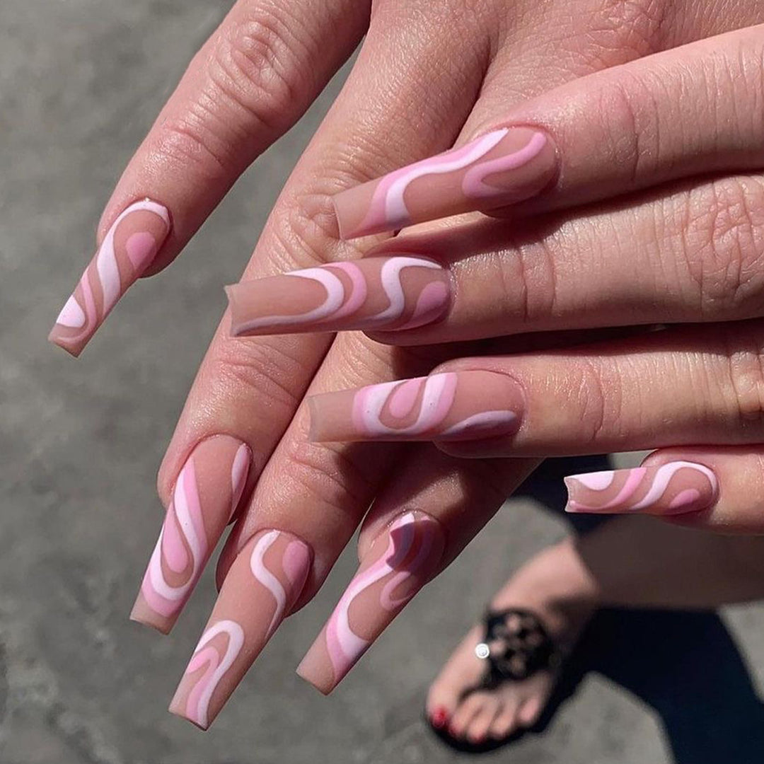 Künstliche Nagelverlängerungen mit eleganter Wellen-Design Karnz