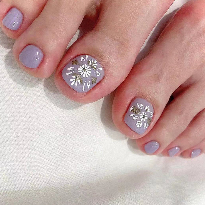 Kunstvolle Fußnagelgestaltung mit elegantem floralem Design Karnz