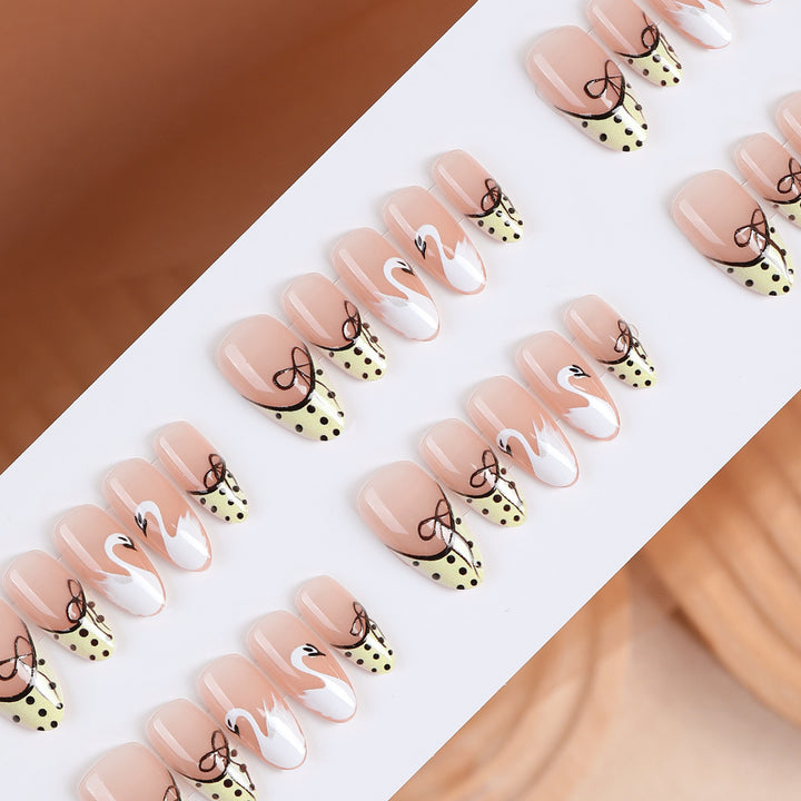 Kunstnagelset mit kreativen Schwanen-Design und verspielten Punkten Karnz
