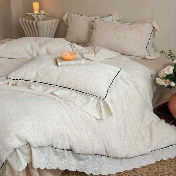 Romantische Bettwäsche-Garnitur mit Rüschen, Spitze und dezentem Blumenmuster Karnz