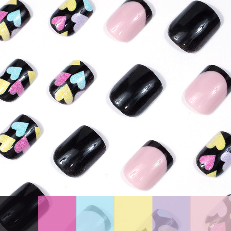 Künstlerisches Herzdesign Nagelkunst Karnz
