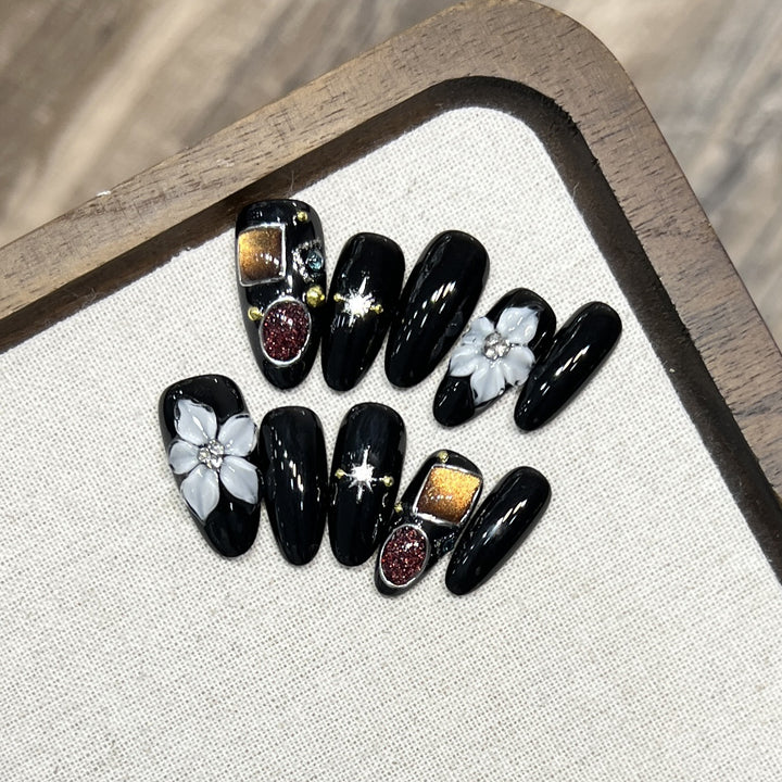 Dekoratives Press-On-Nagelkunstset mit floralen und Kristallakzenten Karnz