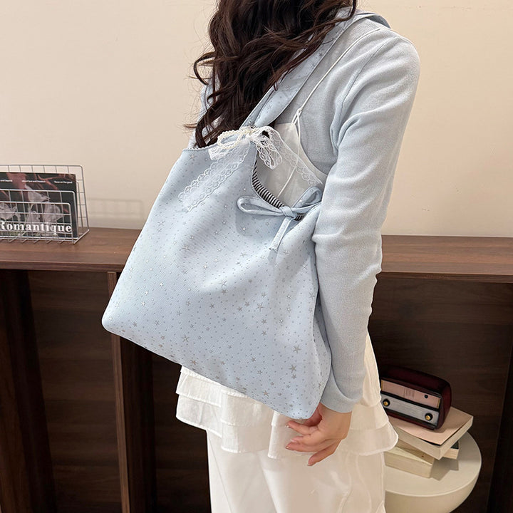 Stylische mit Sternen verzierte Schultertasche