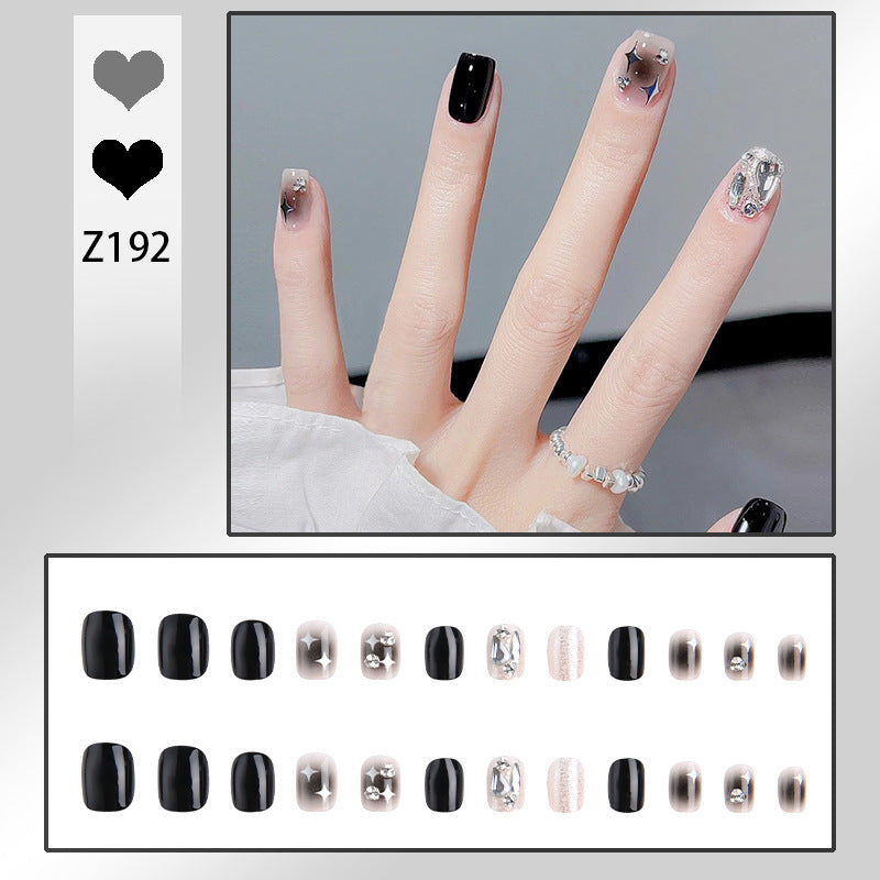 Kunstnagelset mit eleganten Glitzerverzierungen und schimmernden Akzenten Karnz