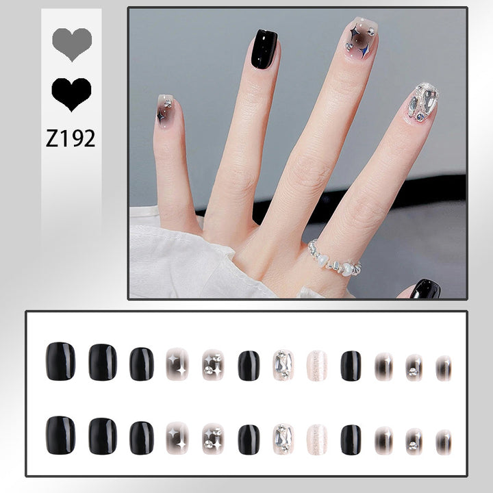 Kunstnagelset mit eleganten Glitzerverzierungen und schimmernden Akzenten Karnz