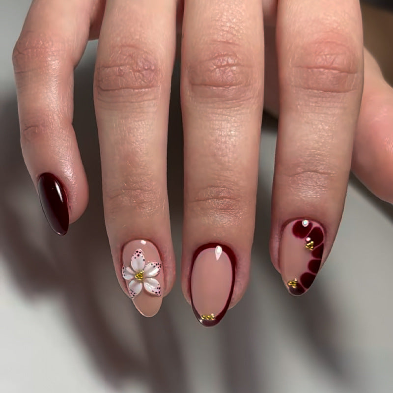Kunstnagelset mit eleganten Blumenmustern und Glamour-Akzenten Karnz