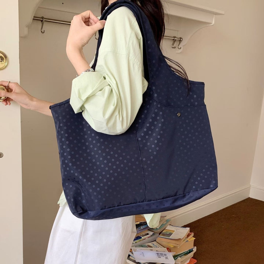 Geräumige Gepunktete Schultertasche