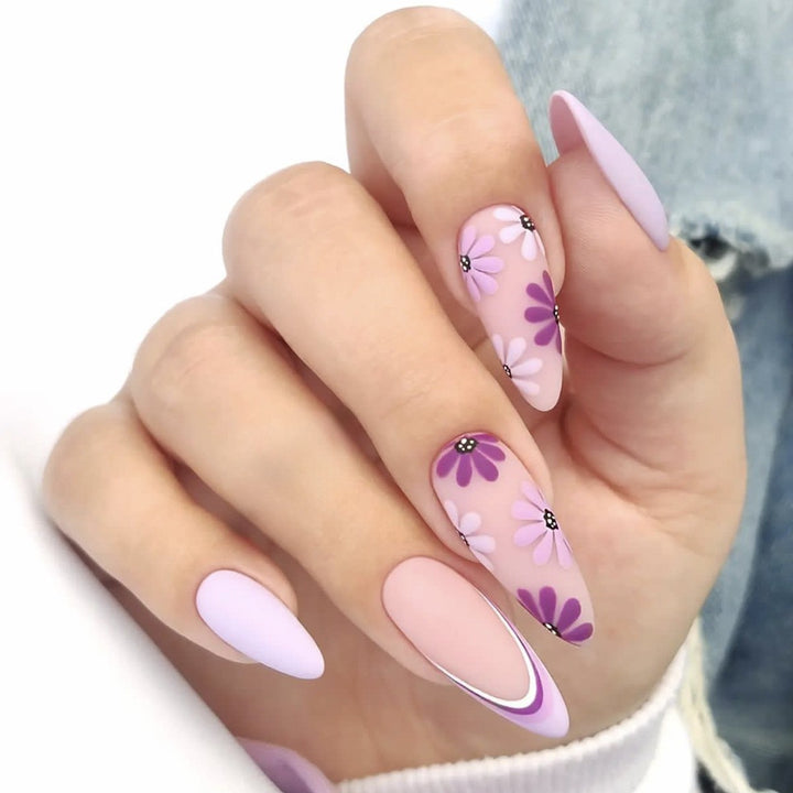 Kunstnagelset mit bunten Blüten und kreativem French-Design Karnz