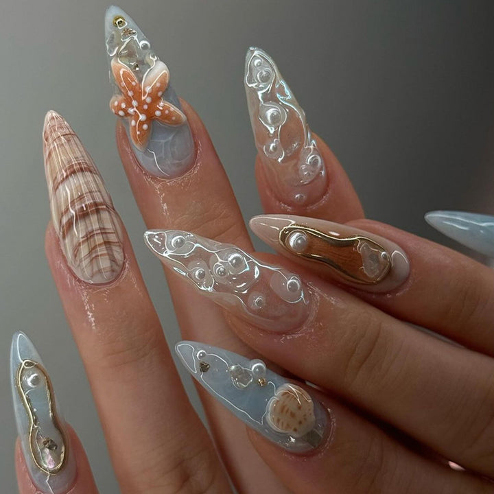 Künstlerisches Press-On-Nagelset mit Muschel- und Blumenakzenten Karnz