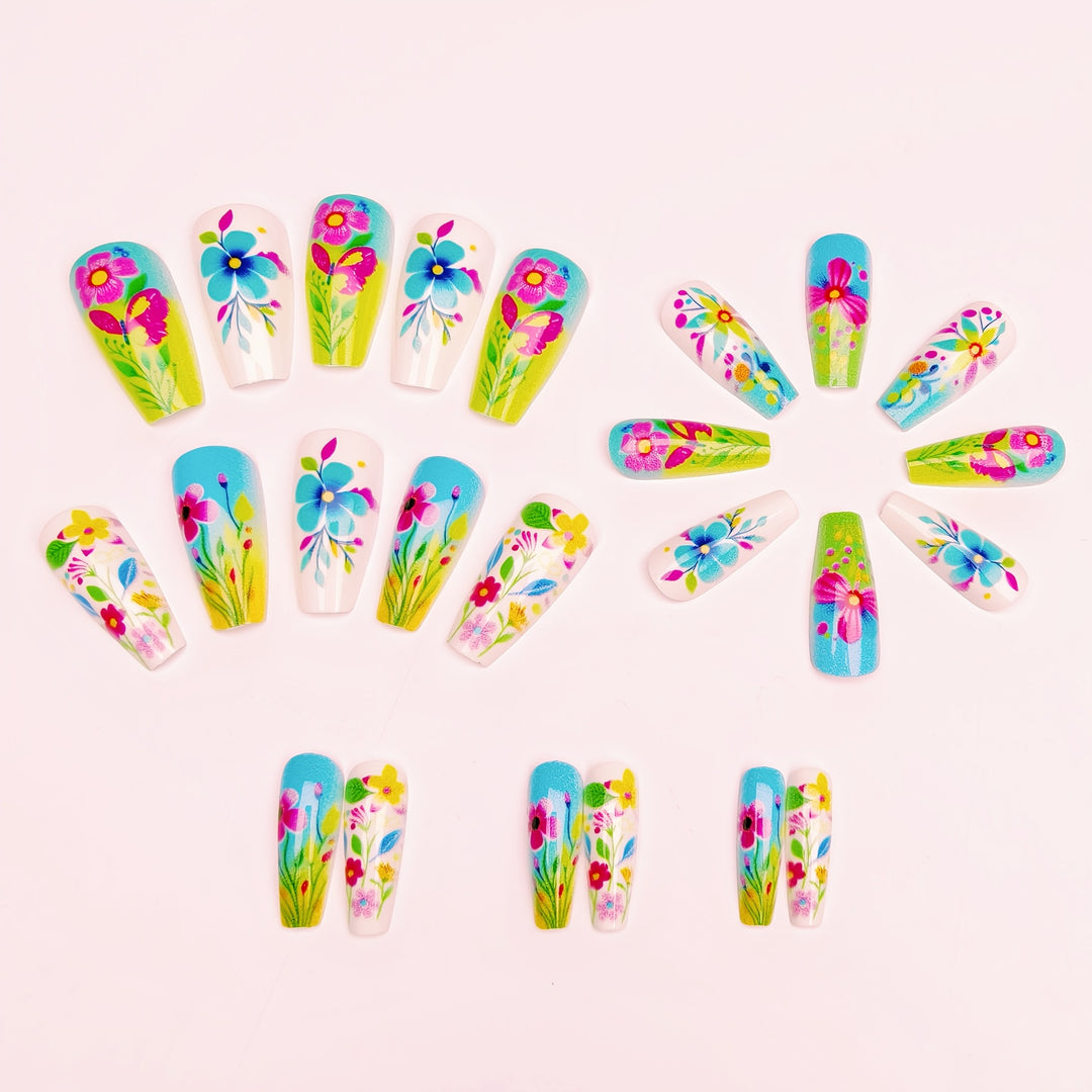 Kreatives Blüten-Nageldesign Karnz