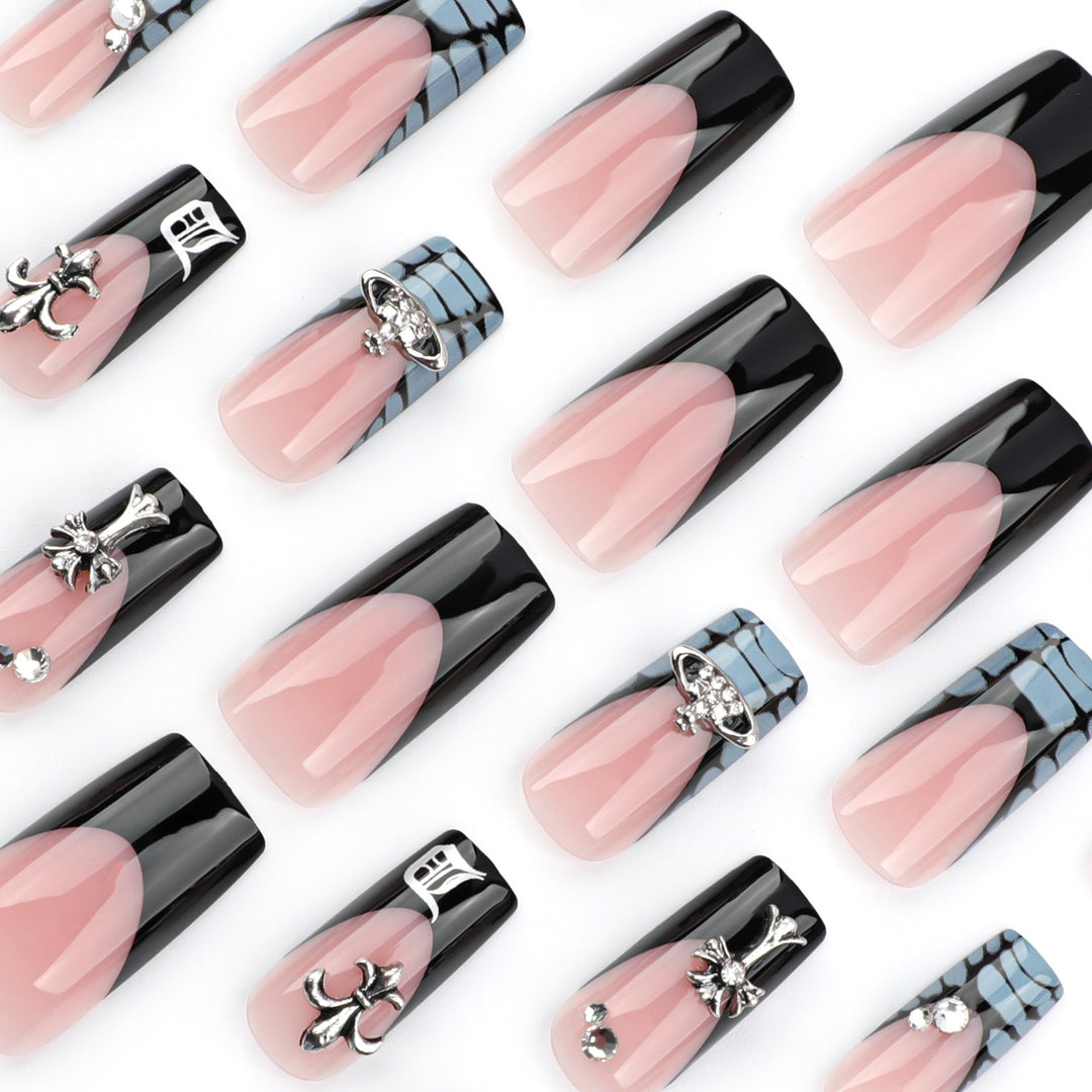 Glamouröses Kunstnagel-Set mit kunstvollen Verzierungen Karnz
