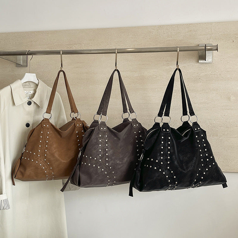 Dekorative Nieten Hobo-Tasche