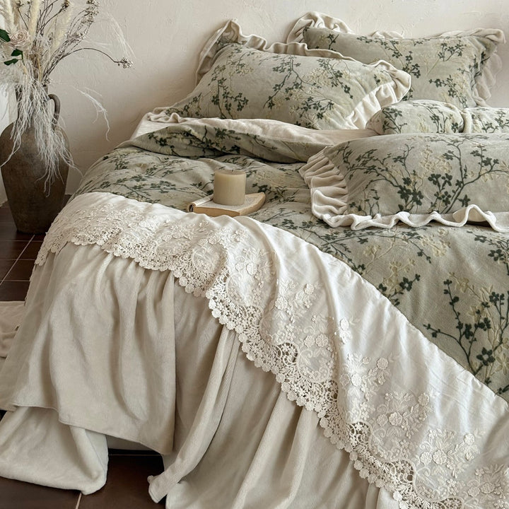 Umkehrbares Baumwoll-Bettwäsche-Set mit floralem Druck, mit Rüschenschonern und Bett-Rock mit Spitzenbesatz