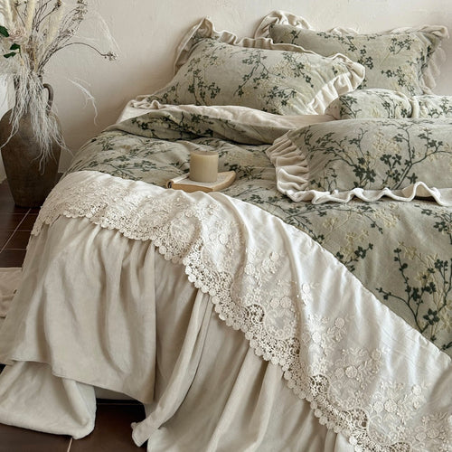 Umkehrbares Baumwoll-Bettwäsche-Set mit floralem Druck, mit Rüschenschonern und Bett-Rock mit Spitzenbesatz