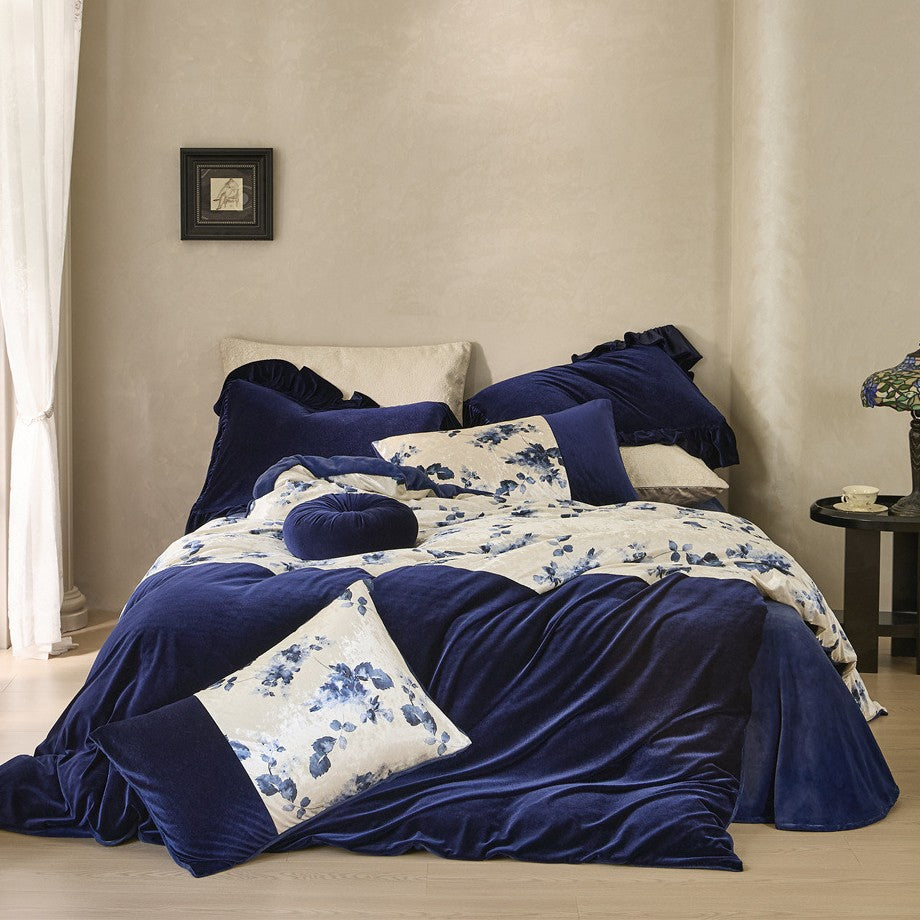 Samt-Finish Wendedecke & Blumenpaneel Bett Ensemble