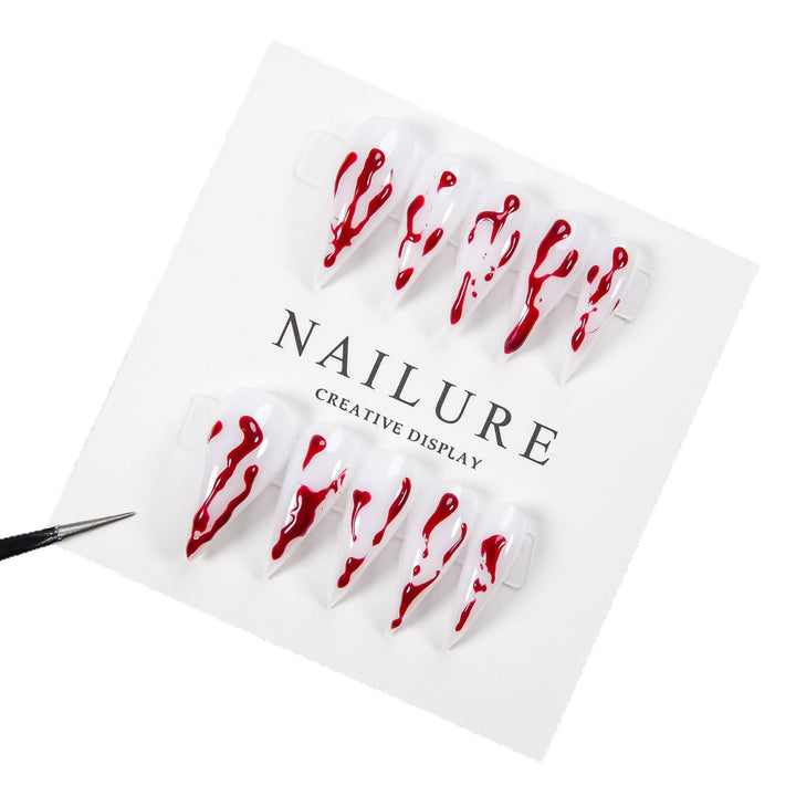Künstlerisches Press-On Nail Art Set mit Tropfenrotem Design