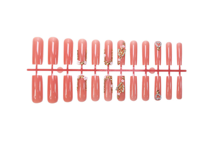 Kunstnagelset mit glamourösen 3D-Verzierungen und elegantem Design Karnz