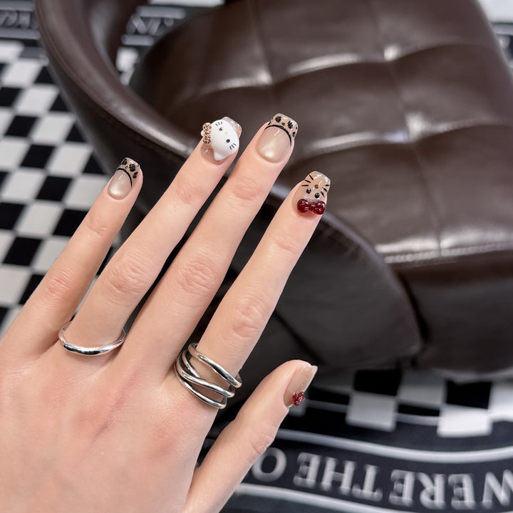 Künstlerische Nagelkunst Karnz