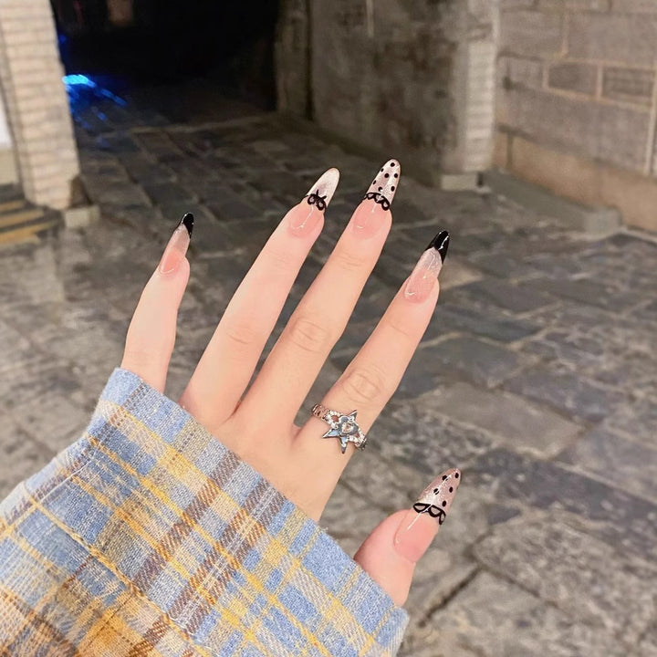 Künstlerisches Presse-Nagelset mit einzigartigen Schleifen- und Pünktchen-Designs Karnz