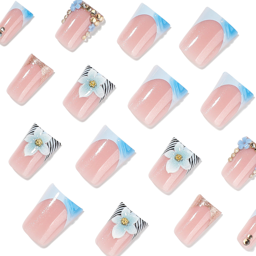 Kunstvolle Nagelverlängerungen mit Floral-Design und Glitzer Karnz