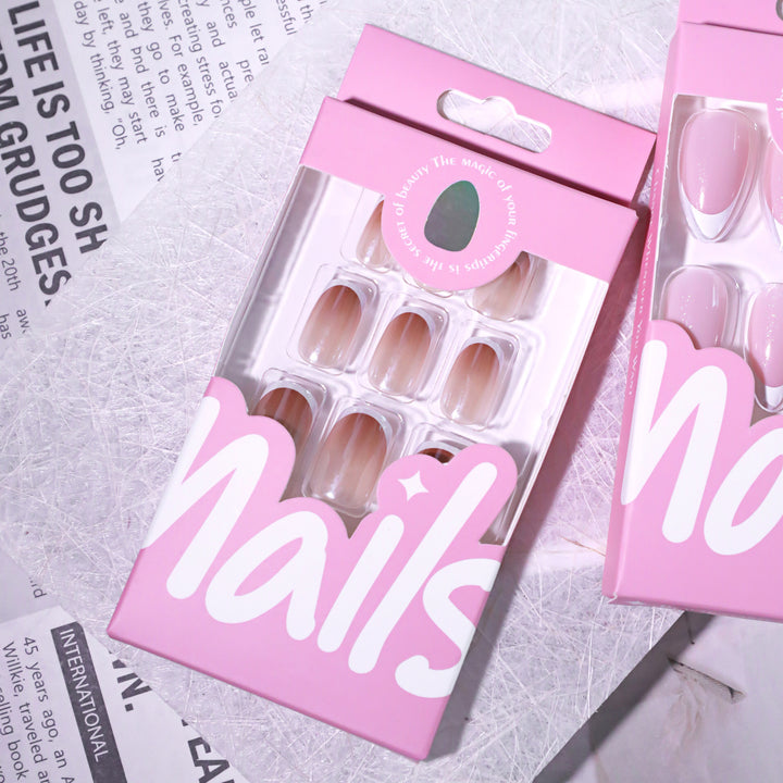 Kunstvolle Maniküre mit elegantem French-Tip Karnz