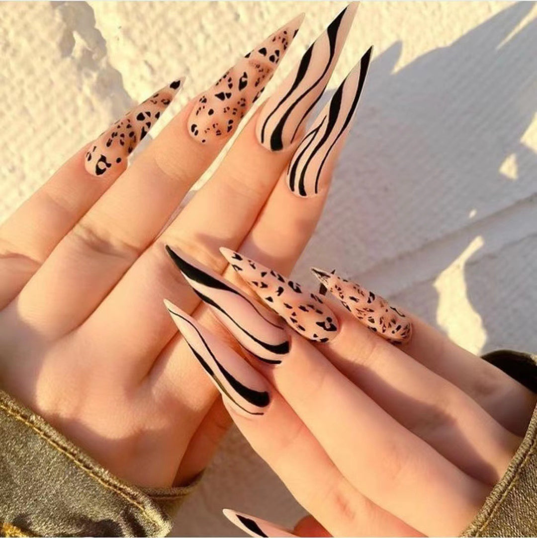 Künstlerisches Stiletto Press-On Nagelset mit Animal Print Karnz