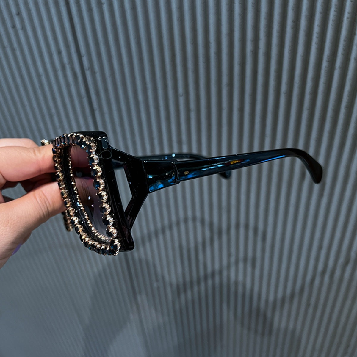 Damen glamouröse Quadro-Sonnenbrille mit strassverziertem Rahmen Karnz