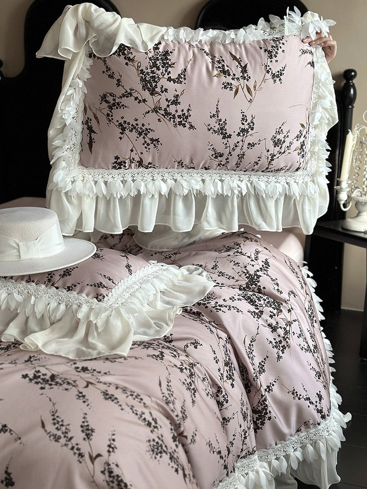 Satin-Bettgarnitur mit floraler Druckdecke, gestuftem Rüschenkissen & Spitzenbesatz