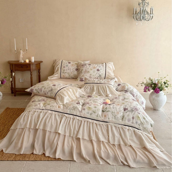 Bettwäsche-Garnitur im Vintage-Landhausstil mit gestuftem Volant und Aquarellblumen