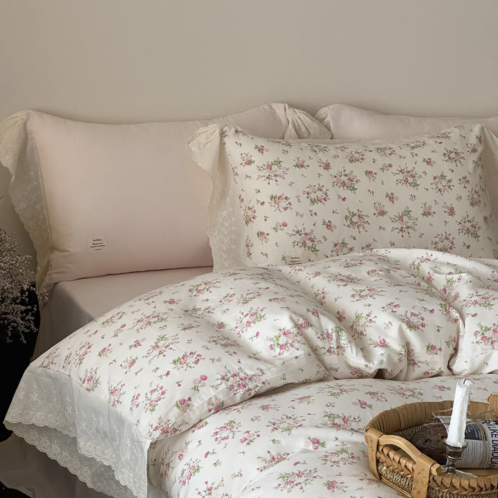 Baumwoll-Bettwäsche-Set mit Spitzenvolant und zartem Blumenprint